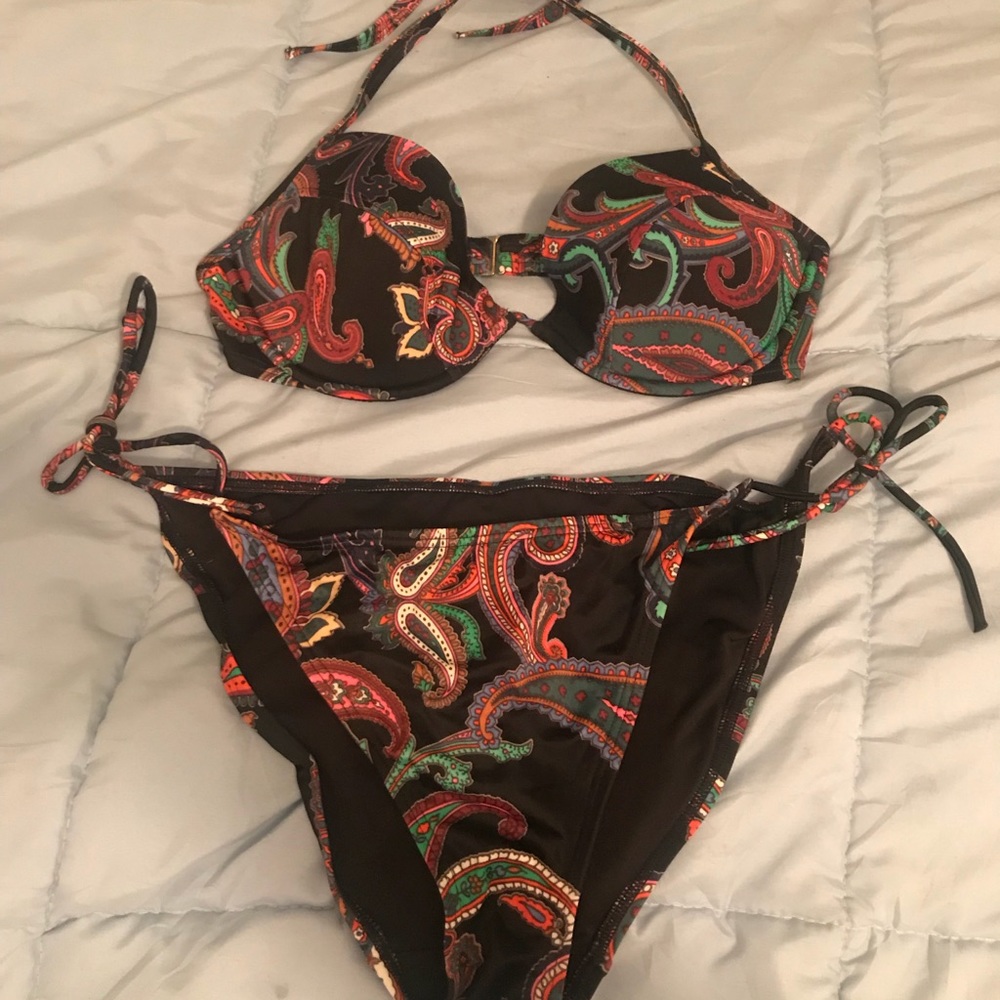34 D bikini. I think it is Victoria’s Secret.